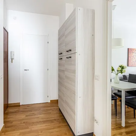 Апартаменты Joivy Adorable Flat With Balcony Милан
